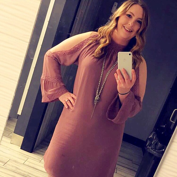 Meet your Posher, Caitlin - Picture 5 of 6